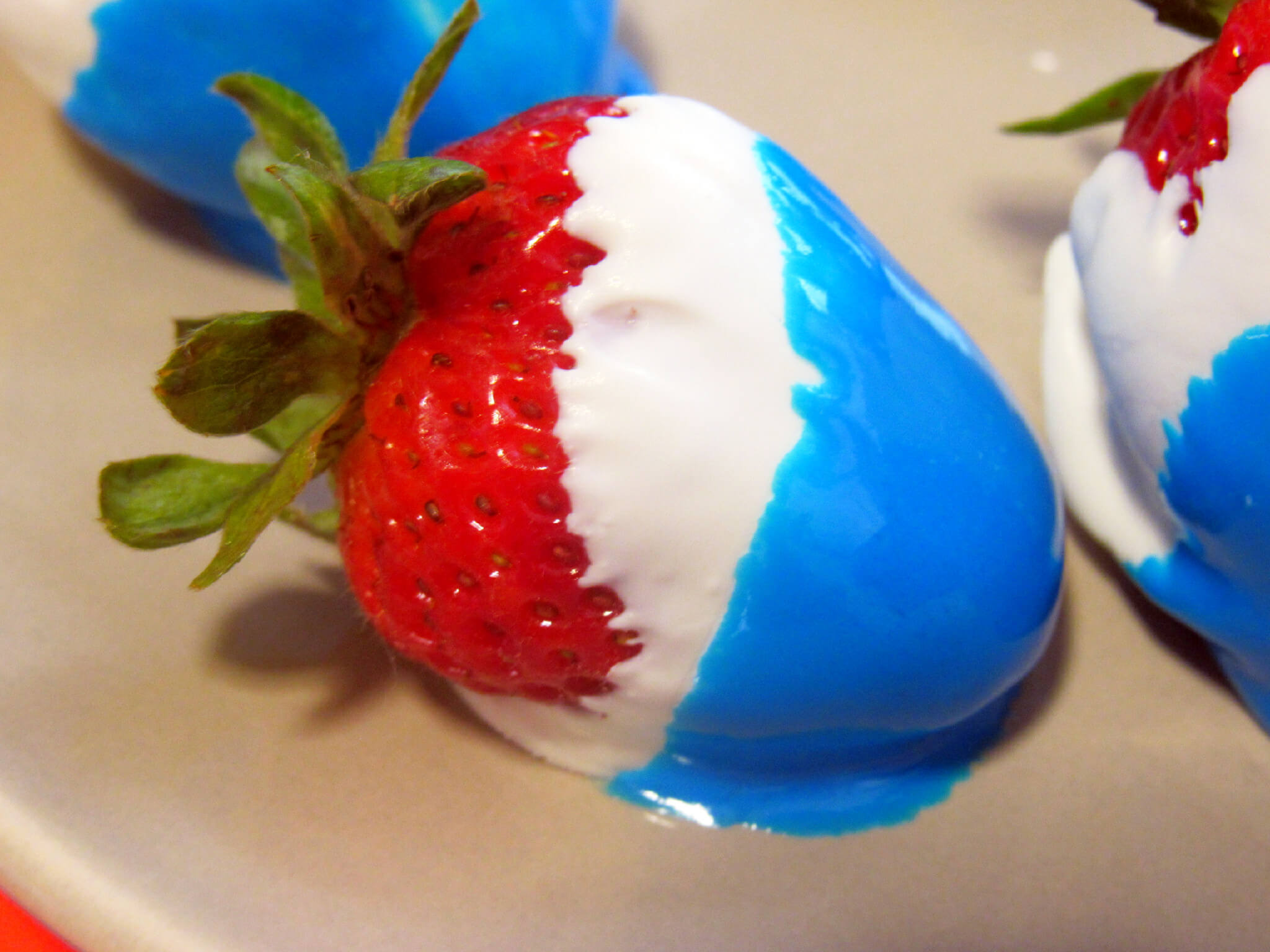 How to Make Dipped Strawberries for Your 4th of July Desserts - EventOTB